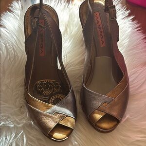NWOT-Via Spiga Gold Heels Elegant Peep Toe Size 6-6.5 Women’s